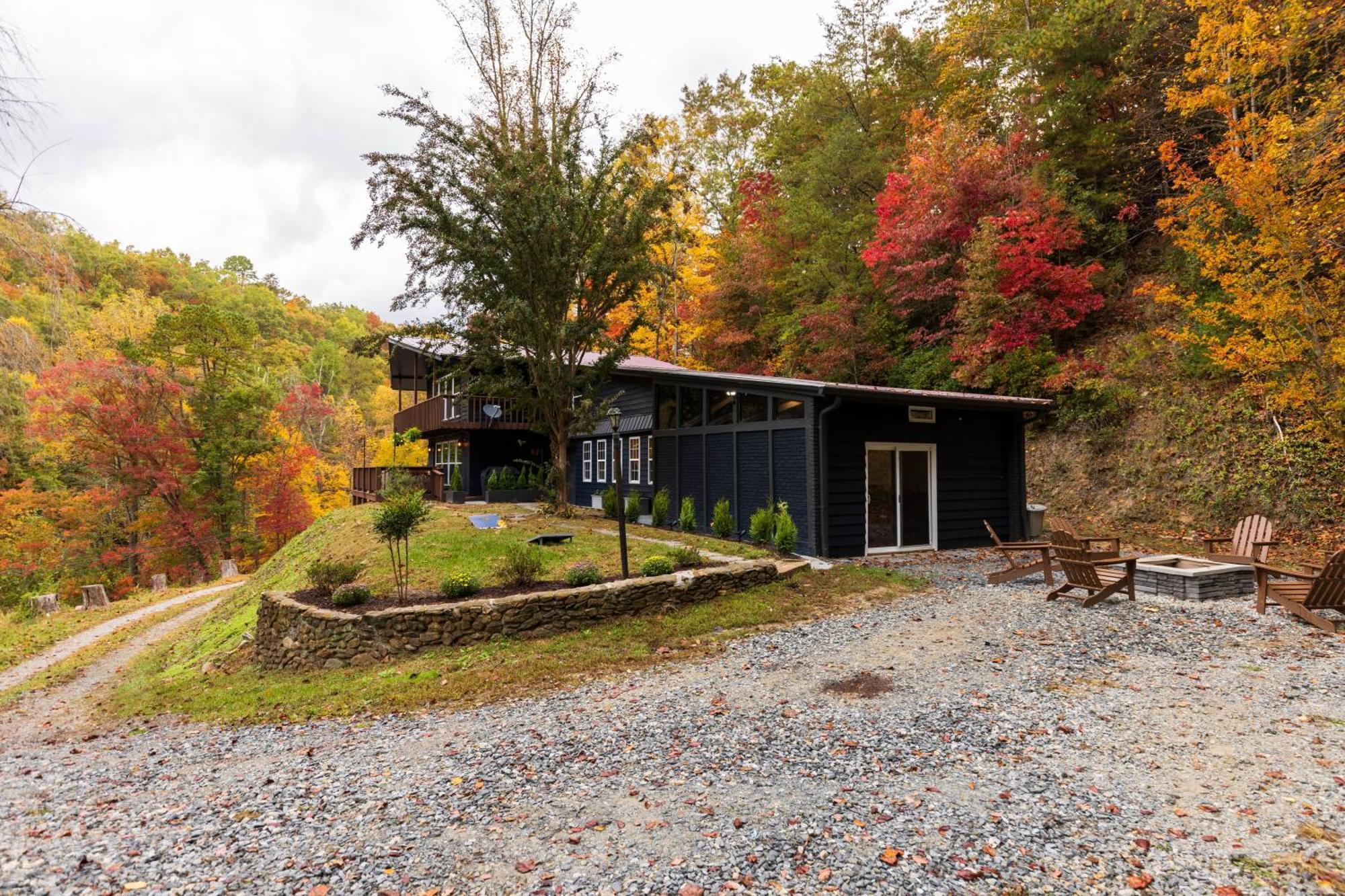 Fun Cabin With Hot Tub, Pool Table & Fire Pit - Big Blue Bryson City Exterior foto